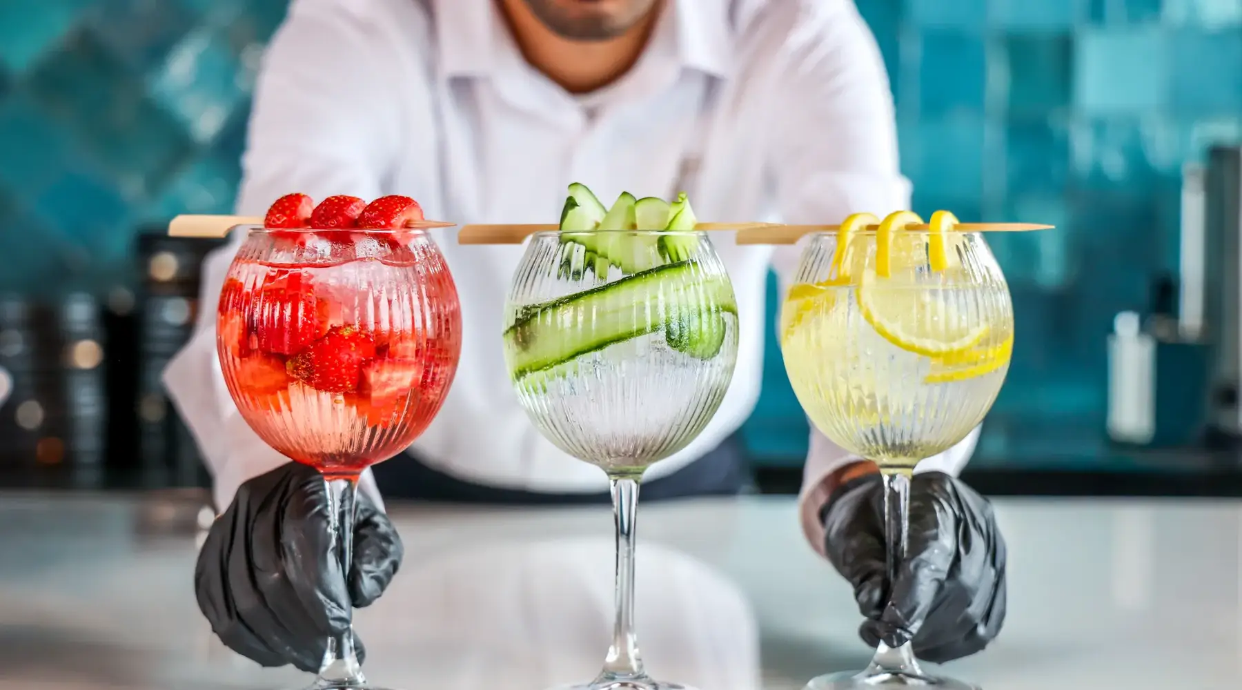 Barman qui prépare des cocktails 