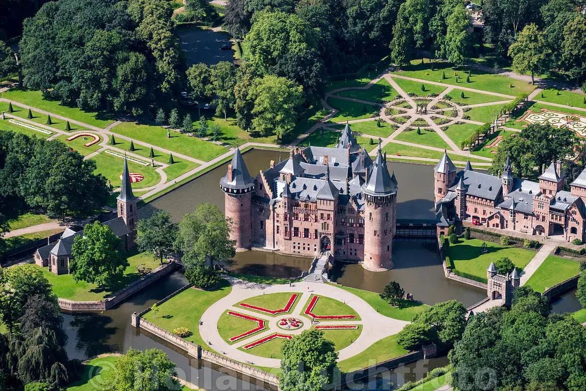 Kasteel De Haar van bovenaan, in de plaats Haarzuilens (onderdeel van Vleuten).