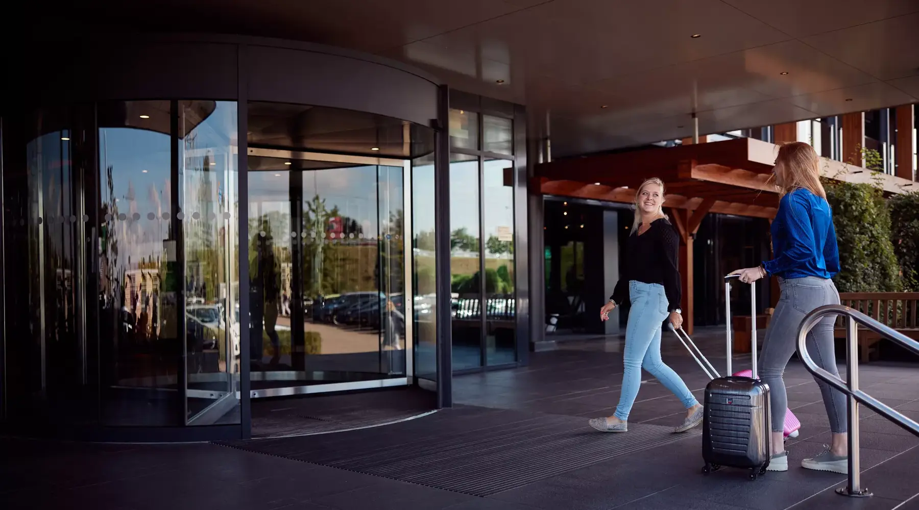 Guests are walking towards the entrance of Hotel Breukelen.