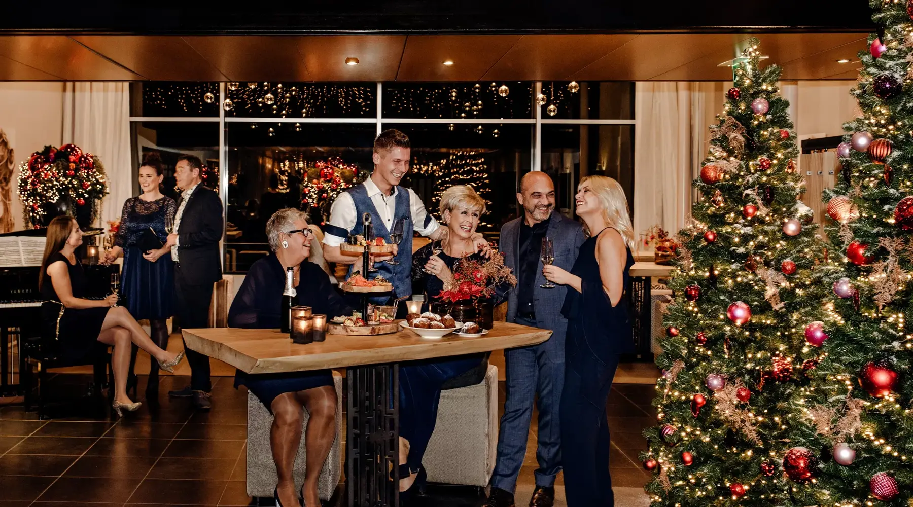 Gäste in einem Van-der-Valk-Restaurant während der Weihnachtszeit