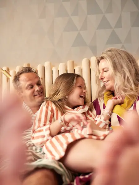 Vater und Mutter mit Tochter im Bademantel
