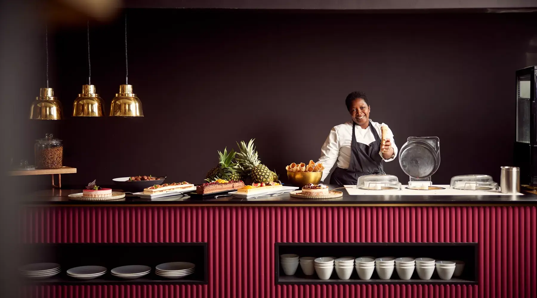 Vrouw aan het koken in restaurant Catharina
