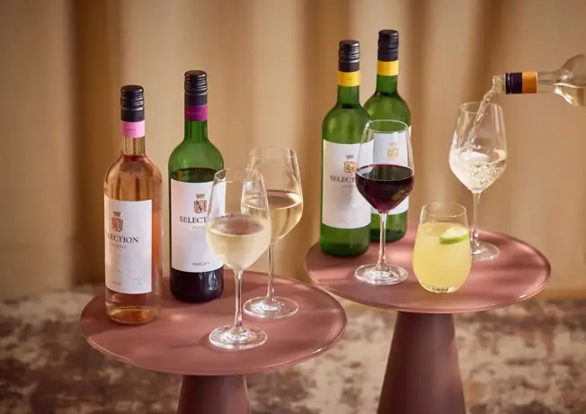 Champagnergläser, die für einen Empfang bereitstehen.