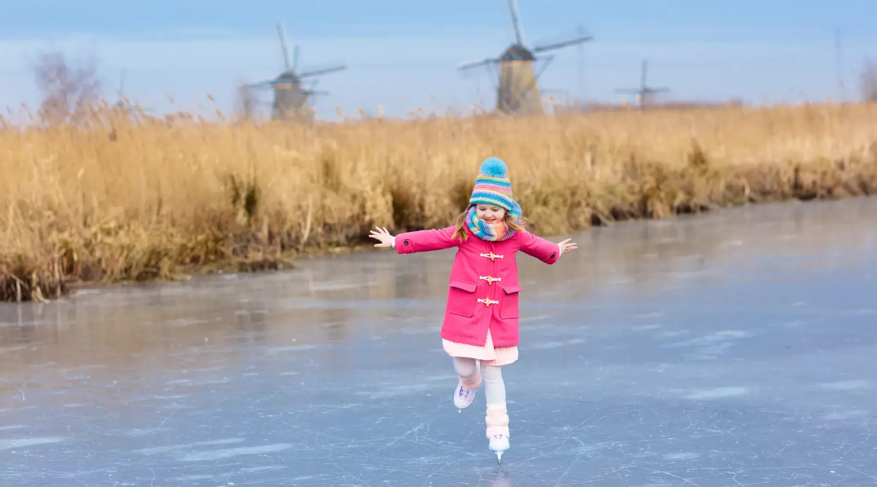 Eislaufende Gruppe von Menschen in Friesland.