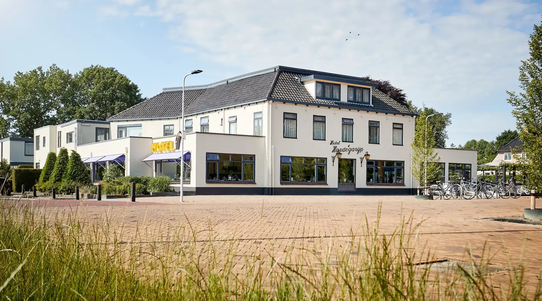 Vooraanzicht hotel