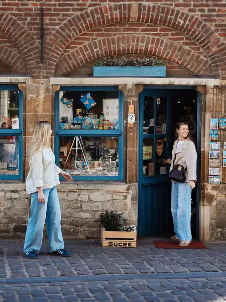 Femme devant une boutique à Gand