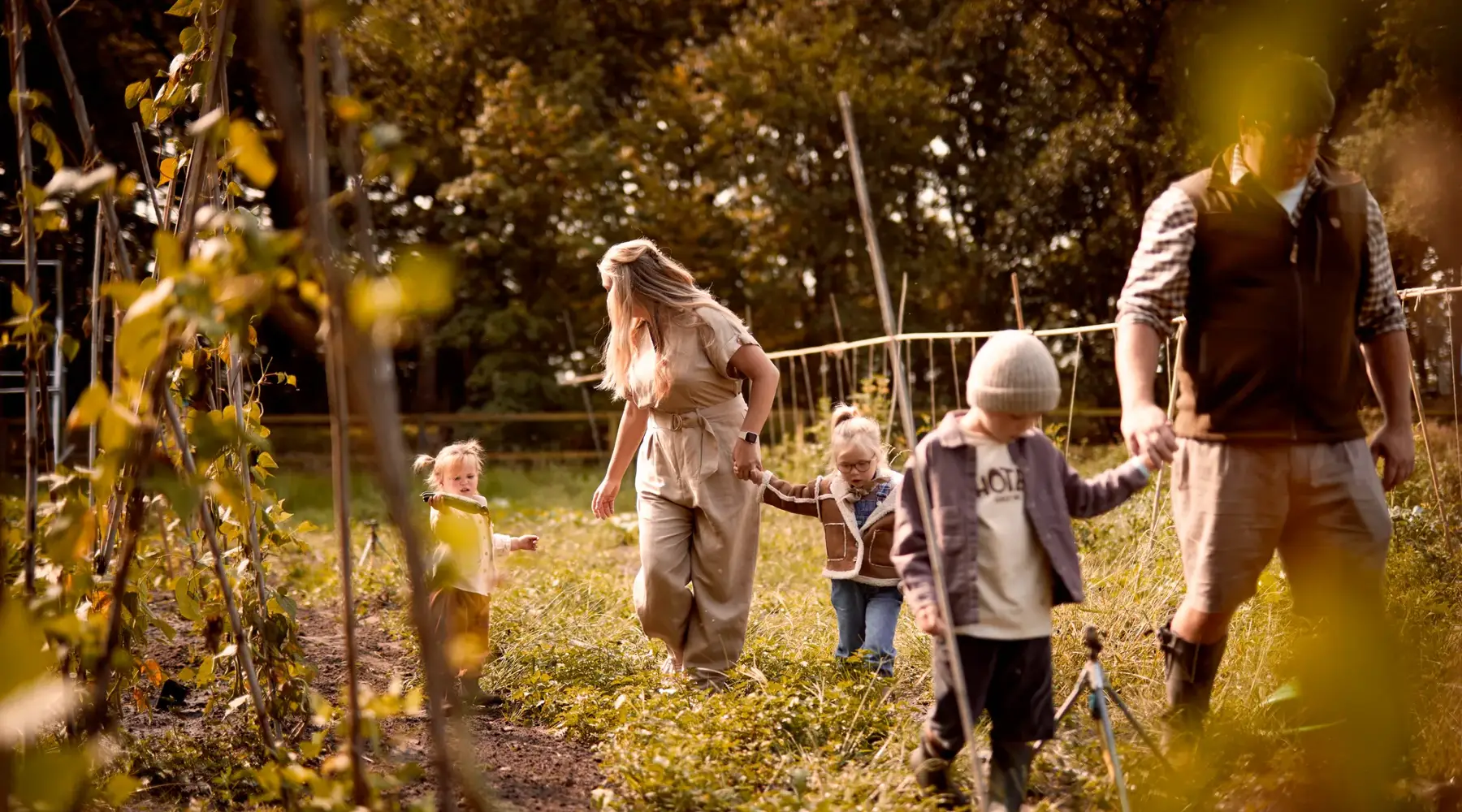 Familie in tuin