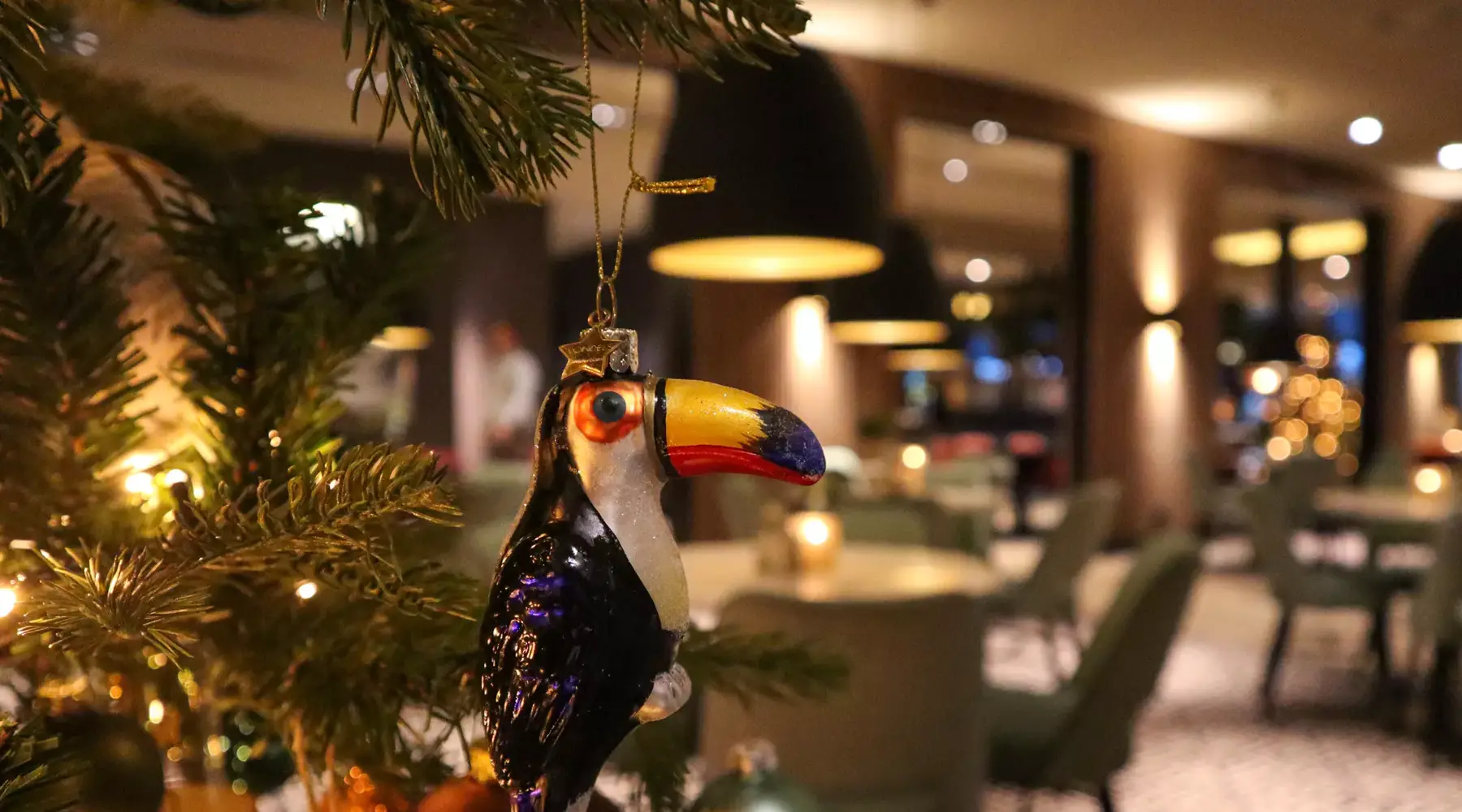 Toekan Kerstbal in kerstboom