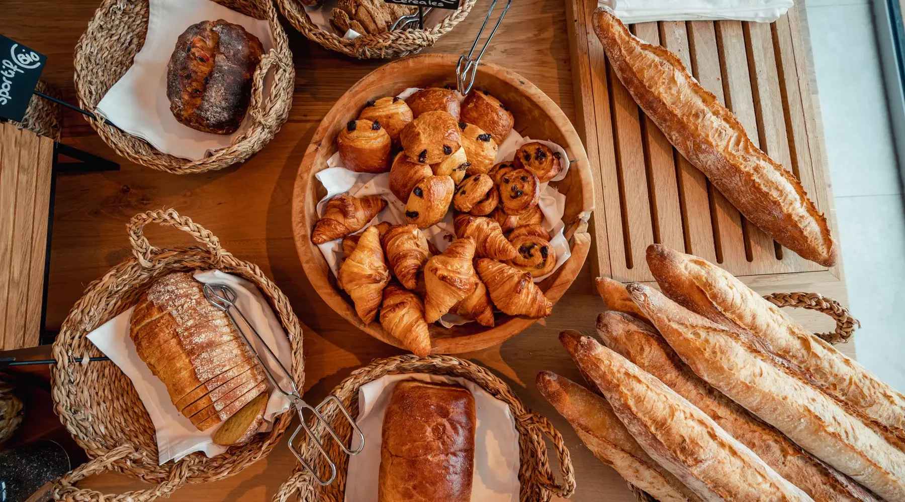 Un petit-déjeuner français avec des croissants frais et des baguettes