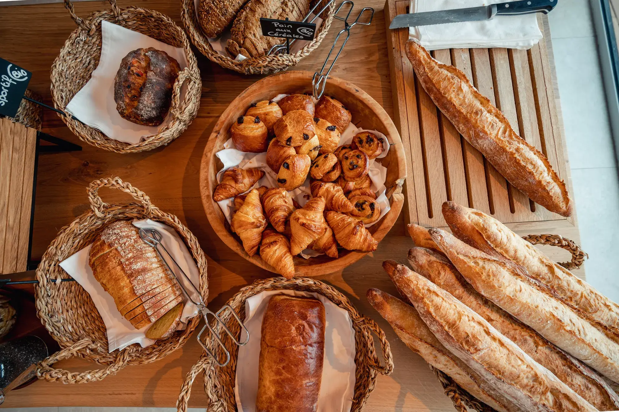 Un petit-déjeuner français avec des croissants frais et des baguettes