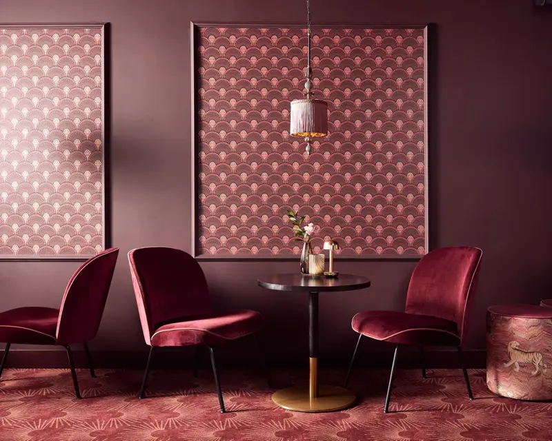 Stoelen met tafel in een restaurant