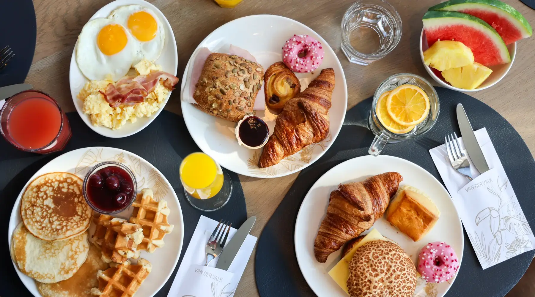 Table pleine de petit-déjeuner