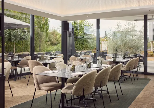 Helle Einrichtung und große Fensterpartien im Restaurant des Hotel Mons Congres & Spa