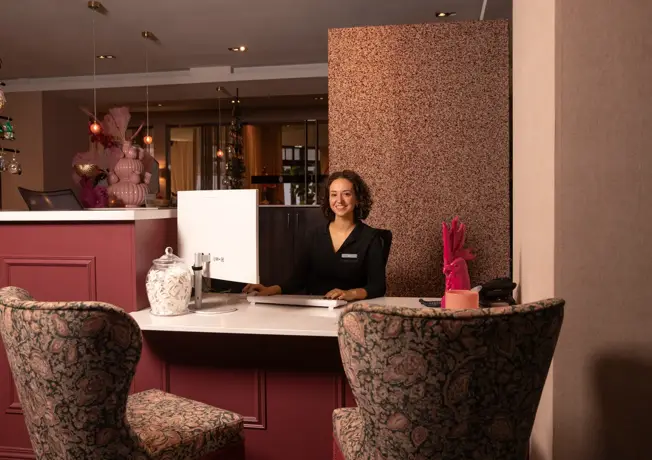 Dame achter de receptie