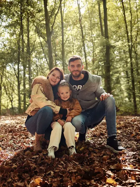 Gezin in het bos tijdens de herfstvakantie
