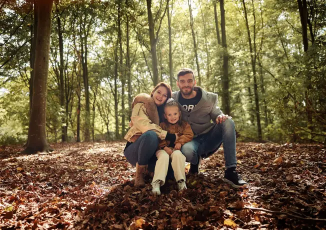 Automne en famille dans la forêt
