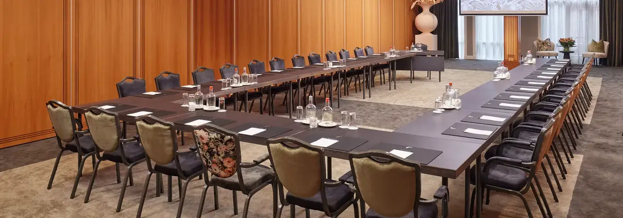 Meeting Room Tulip 5 in U-shaped configuration with screen