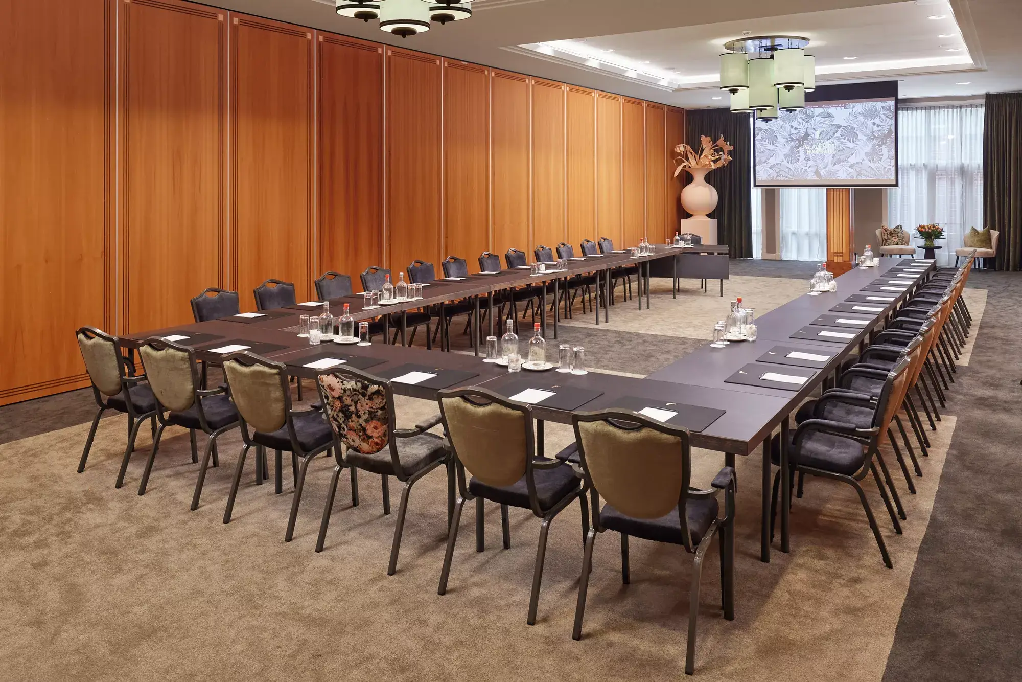 Meeting Room Tulip 5 in U-shaped configuration with screen