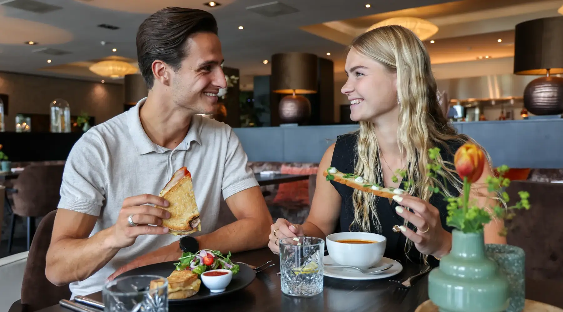 Man en vrouw eten lunch