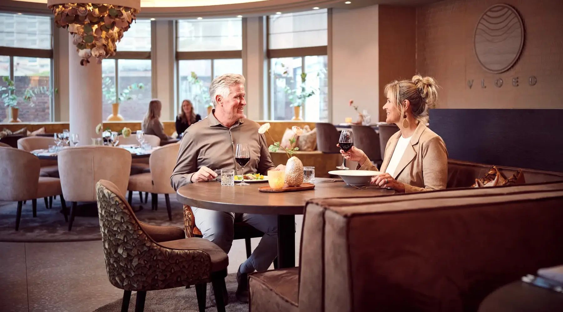 Foto met gasten die aan het dineren zijn bij restaurant Vloed.