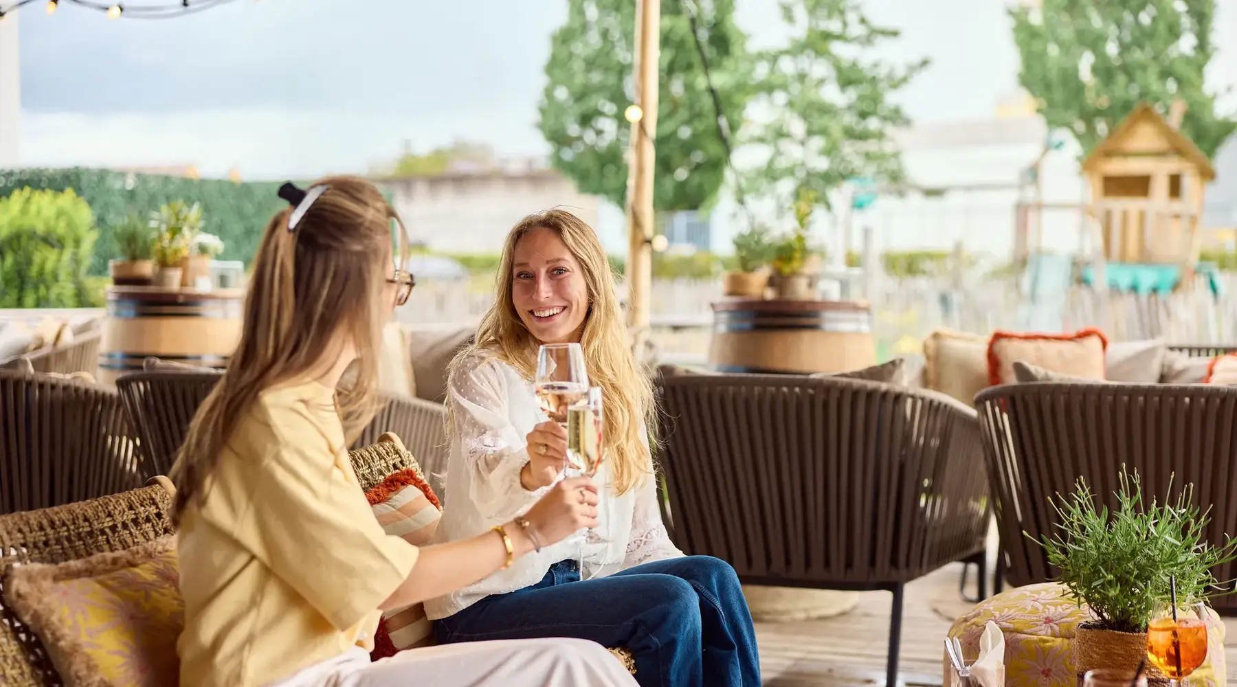 Cocktail op terras van rooftop bar in Gent