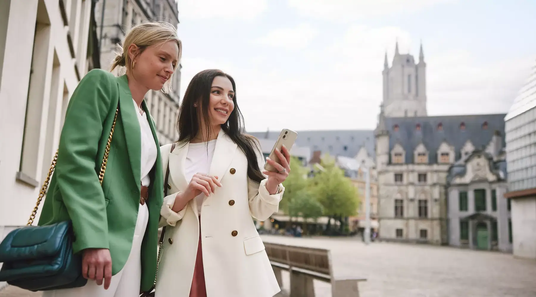 Zakenreis in gent in de lente met de collega's in het centrum aan het wandelen