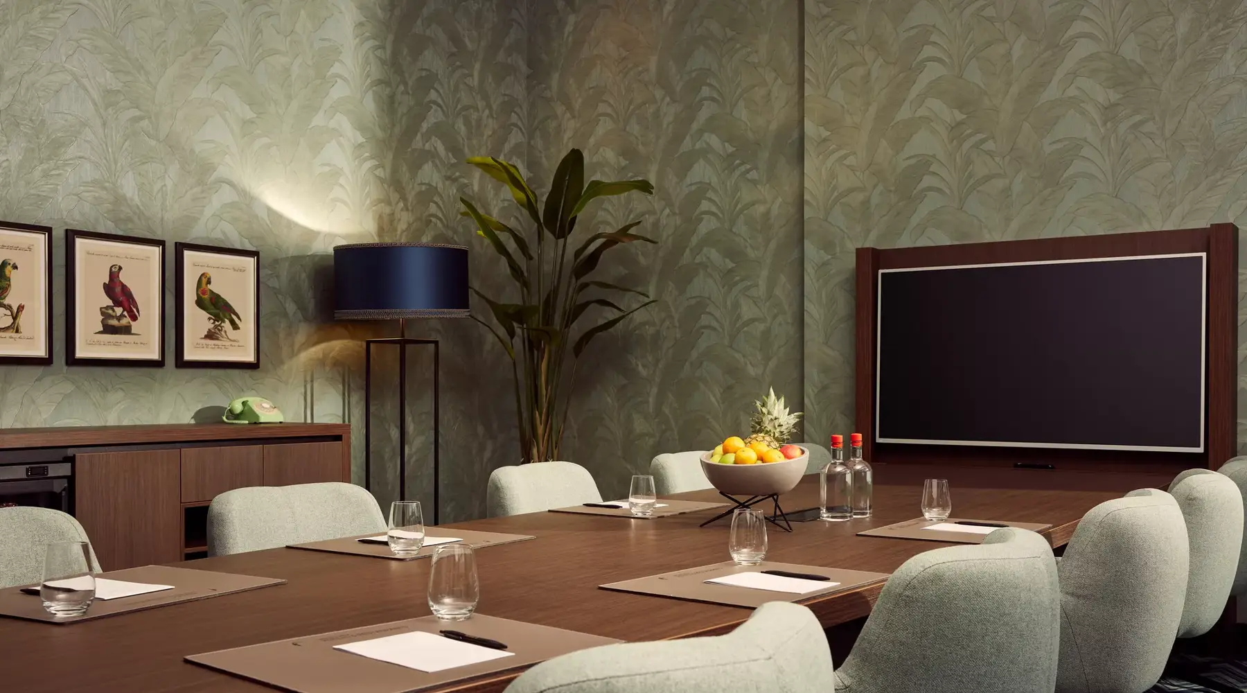 Salle de réunion à l'hôtel Lelystad, avec des chaises de luxe vert clair, une télévision et une décoration avec un mur vert.
