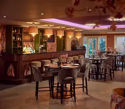 Semmy's Bar, auch bekannt als Mr. Sato, ist zum Abendessen gedeckt.