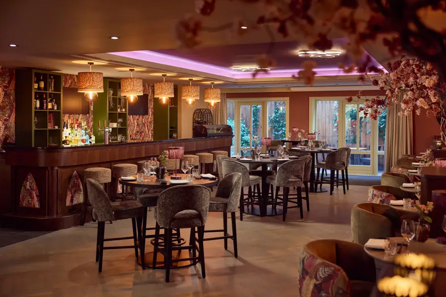 Semmy's Bar, ookwel Mr. Sato ingedekt voor diner