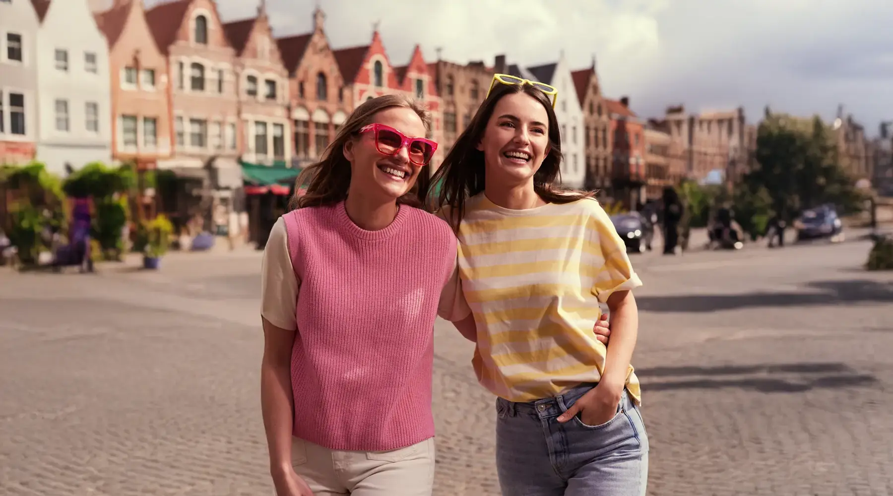 2 meisjes lopen op de markt van Brugge