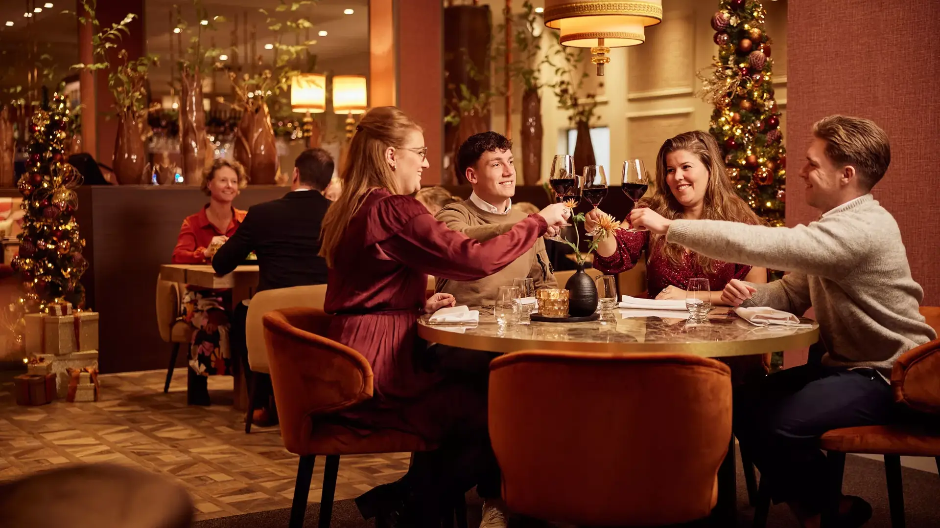vrienden proosten in kerst setting