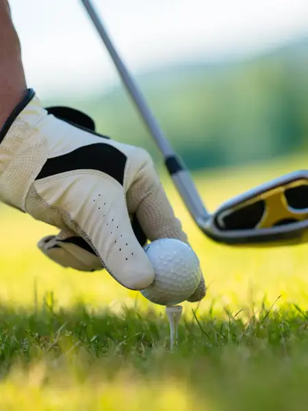 Balle de golf dans l'herbe