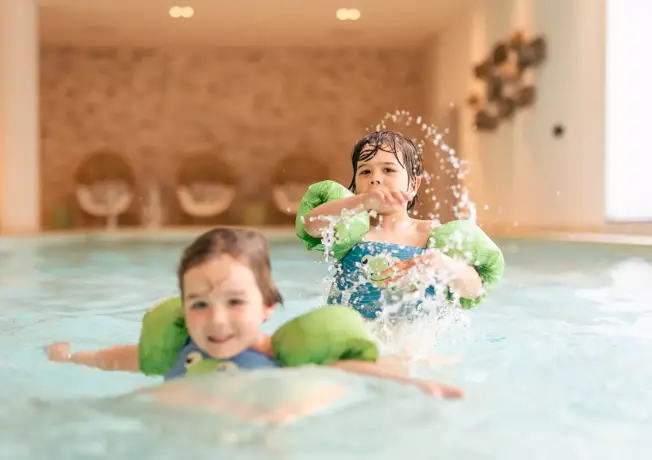 Kinderen die aan het zwemmen zijn