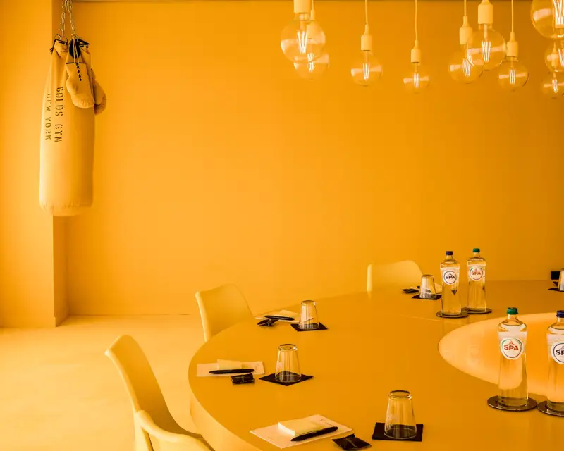 yellow room tafel