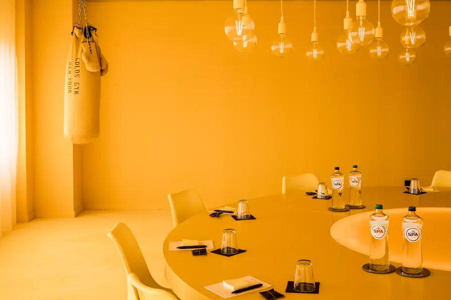 yellow room tafel