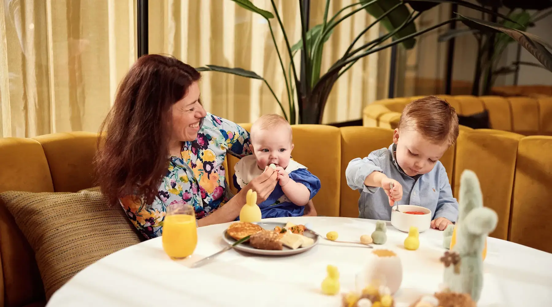 Moeder met twee kindjes bij Paasbrunch.