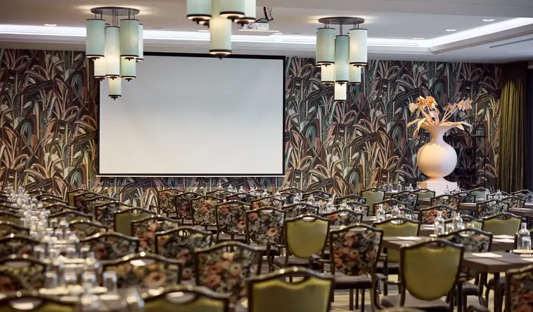 Besprechungsraum Tulp 1-2-3 in Cabaret-Bestuhlung mit Leinwand