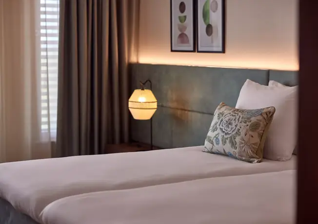 Interieur en bed van een hotelkamer