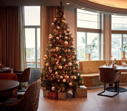 Opgetuigde kerstboom in Restaurant Vloed