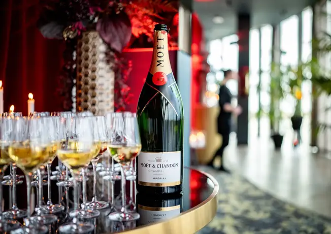 Feestelijk ontvangst met champagne tijdens een evenement in Skybar Mr. Sato, de rooftop evenementenlocatie met uitzicht over Gent.