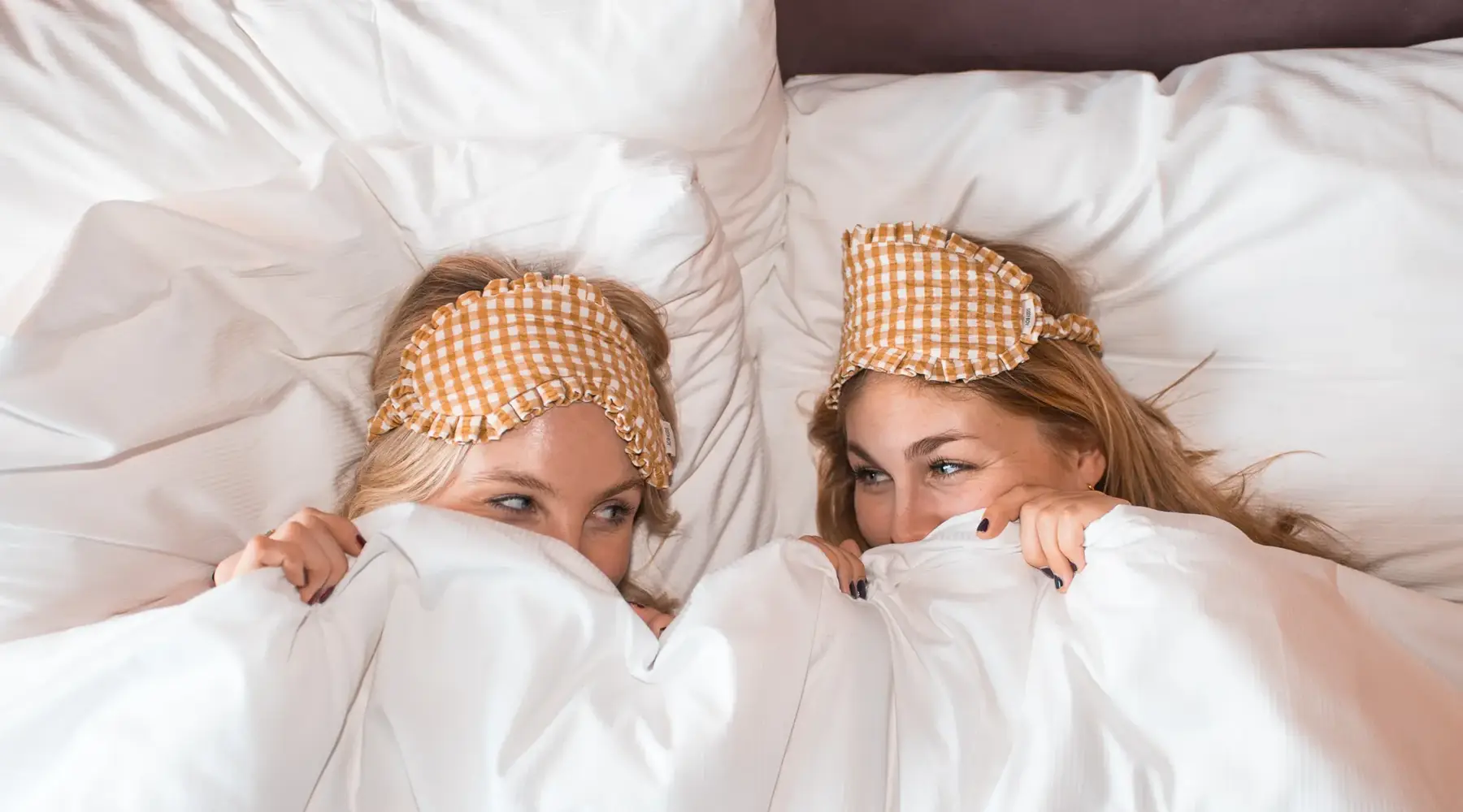 Meiden samen op bed in Hotel Amsterdam Amstel