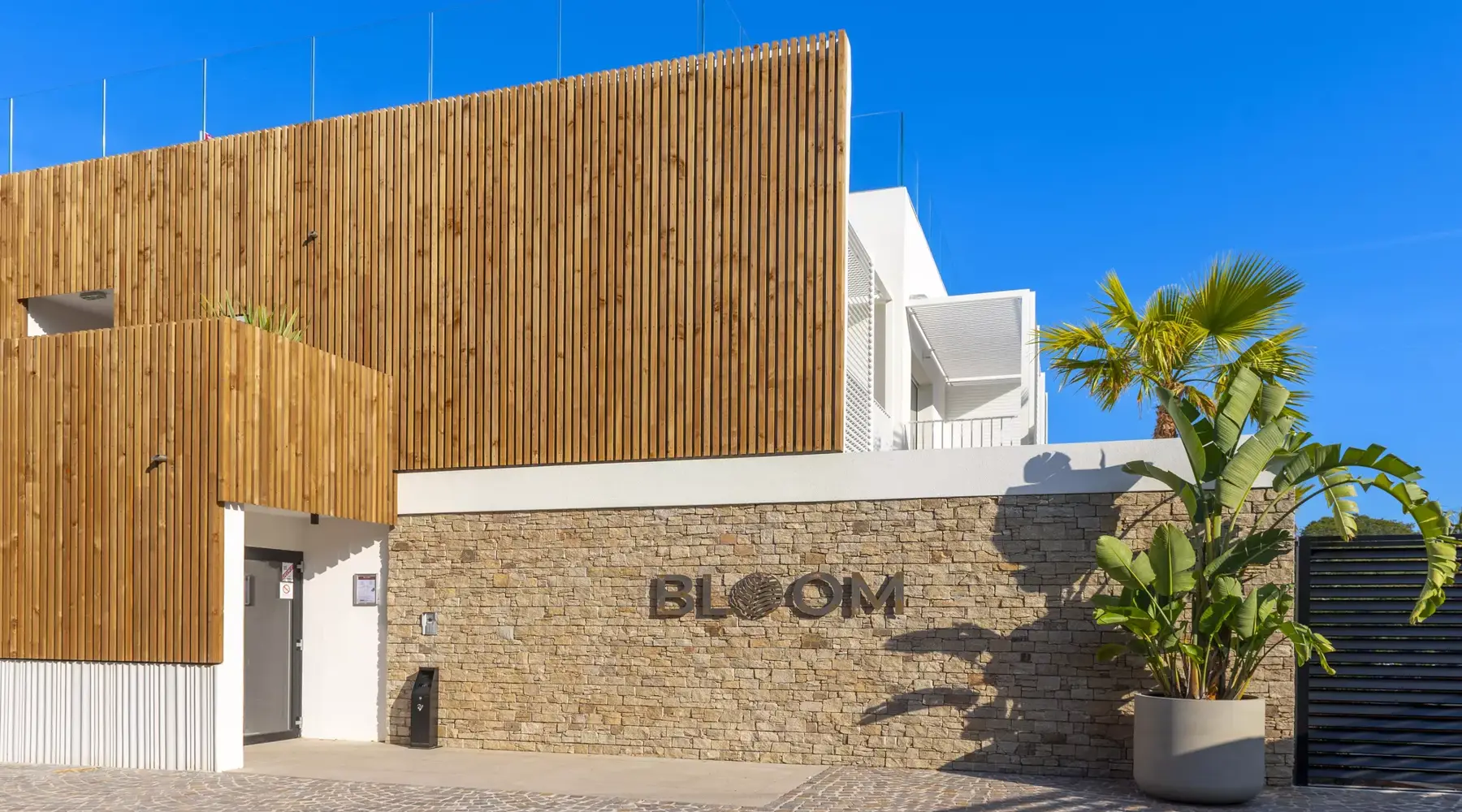 Vue de face de l’hôtel Bloom