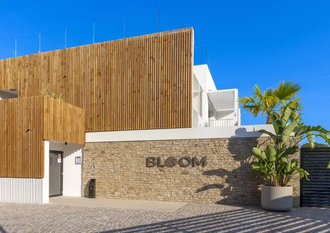 Vue de face de l’hôtel Bloom