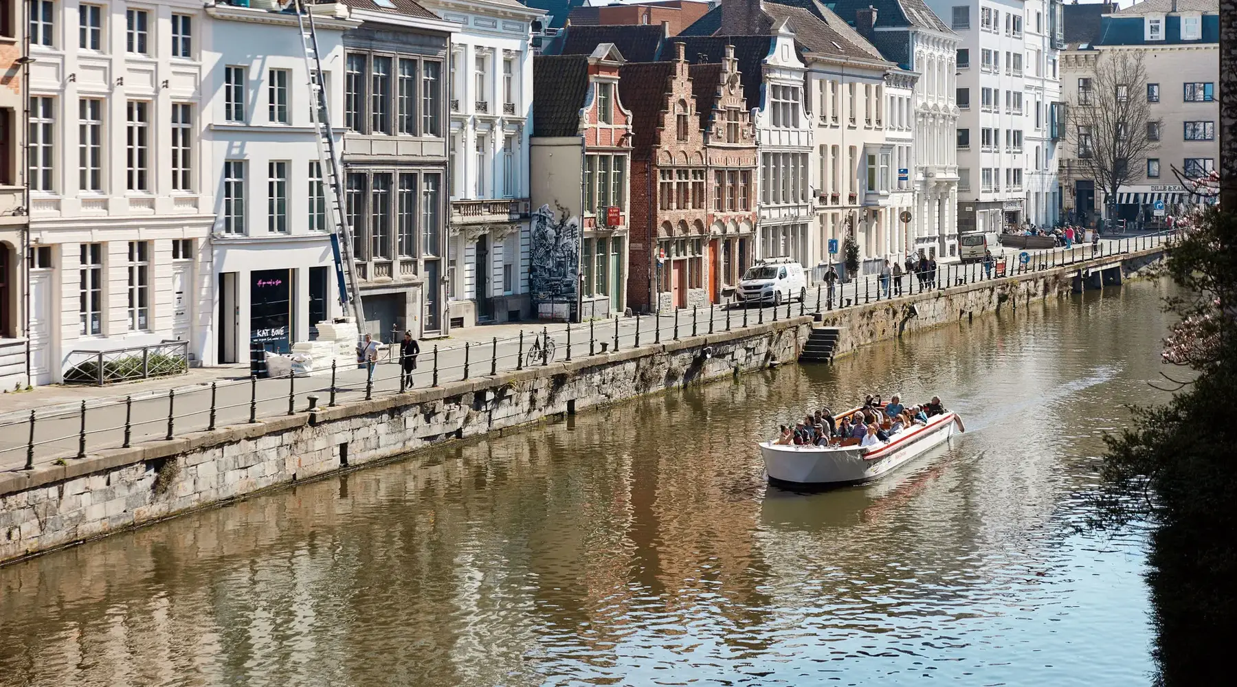 Groep vaart op een sloep in Gent.