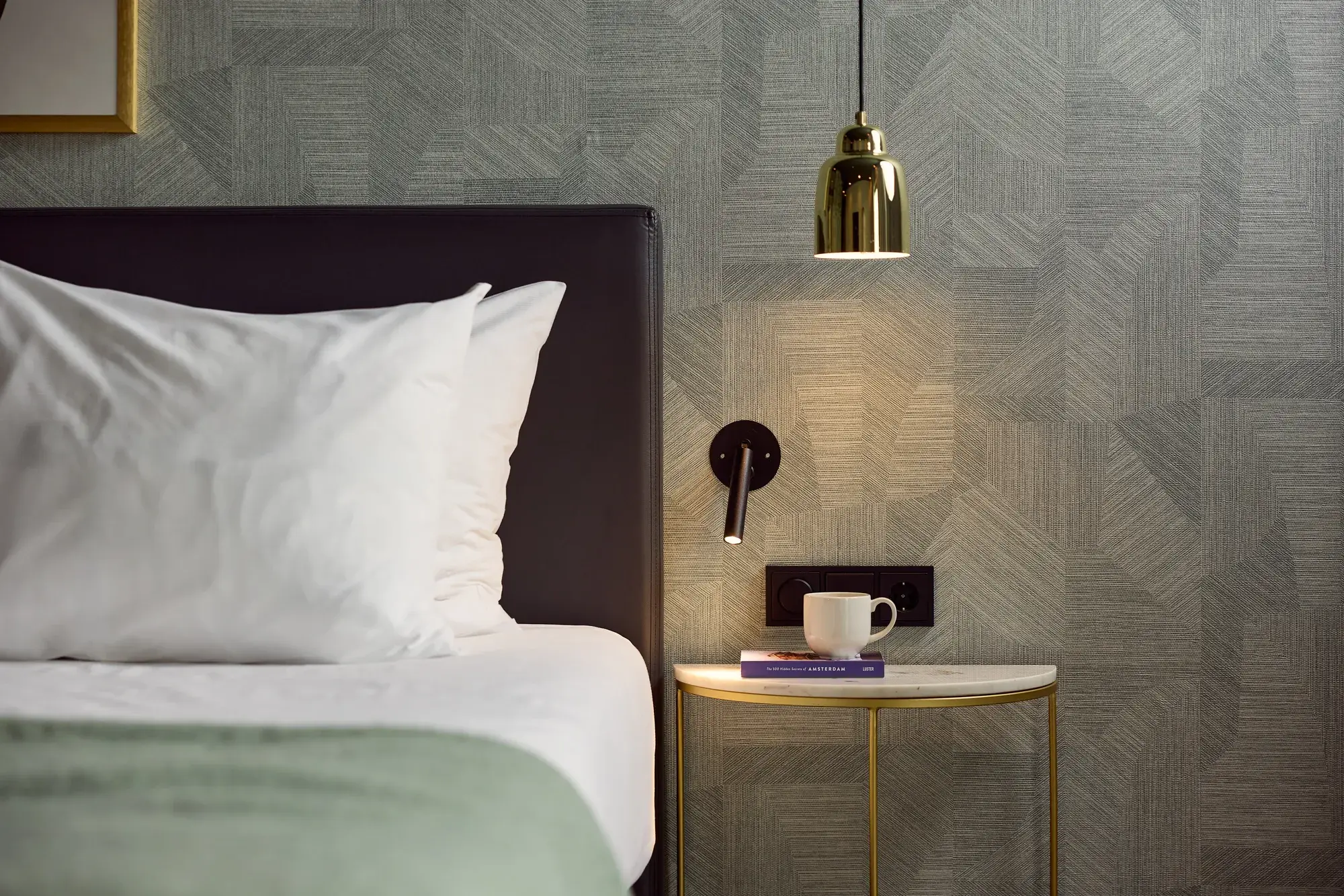 Tweepersoonsbed met nachtkastje en lamp
