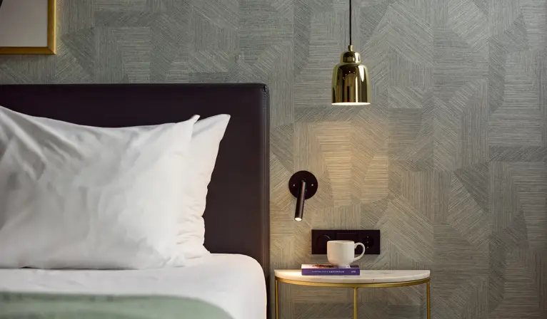 Tweepersoonsbed met nachtkastje en lamp