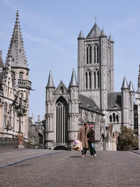 Promenade en famille dans le parc près de l'Hôtel Gent