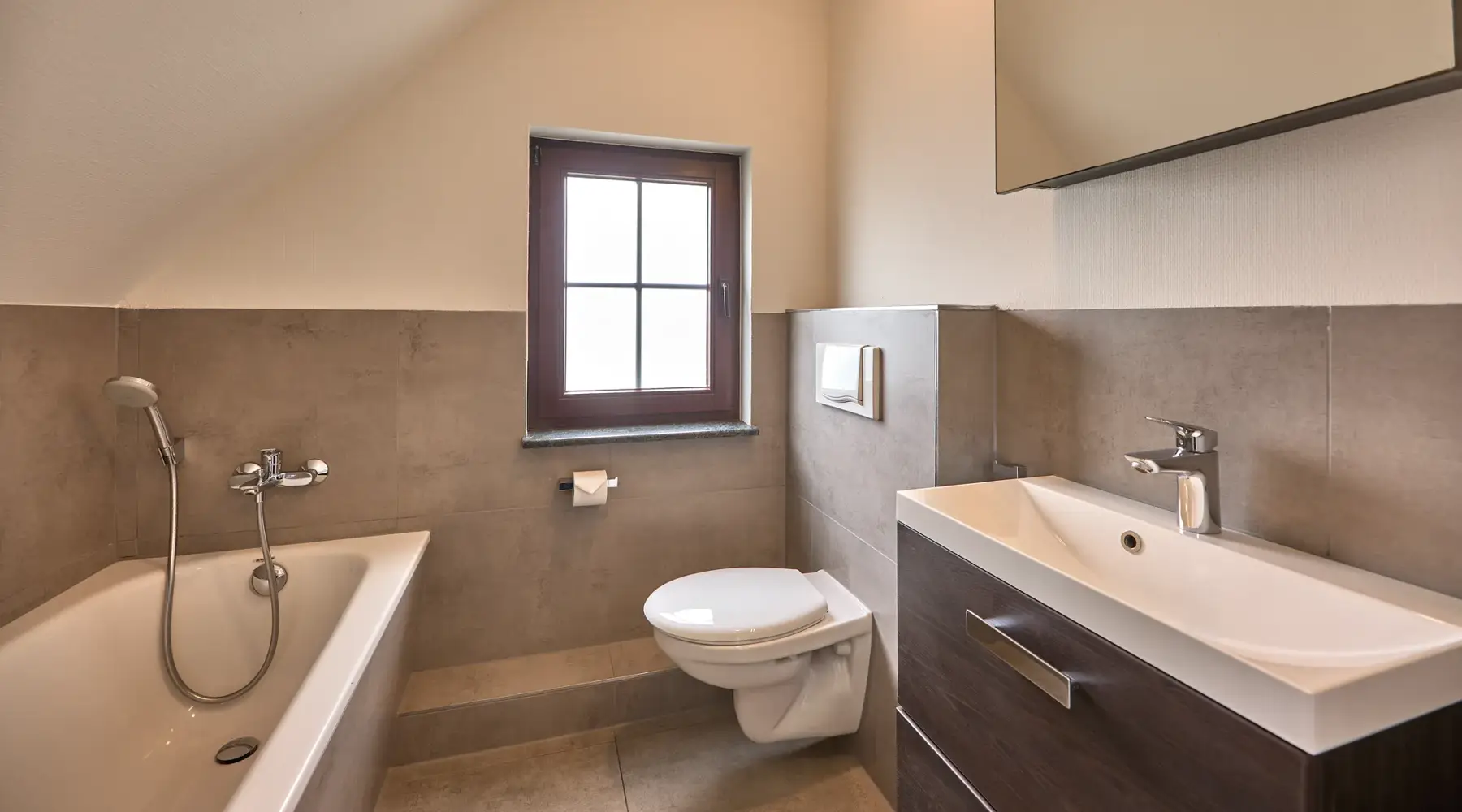 Badezimmer im Obergeschoss mit Badewanne