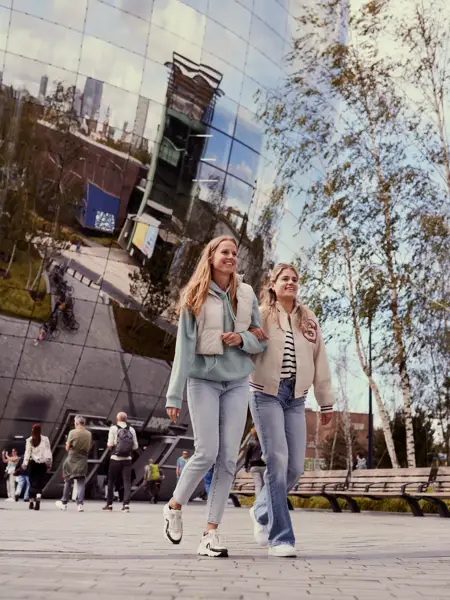 2 meiden voor een museum in Rotterdam