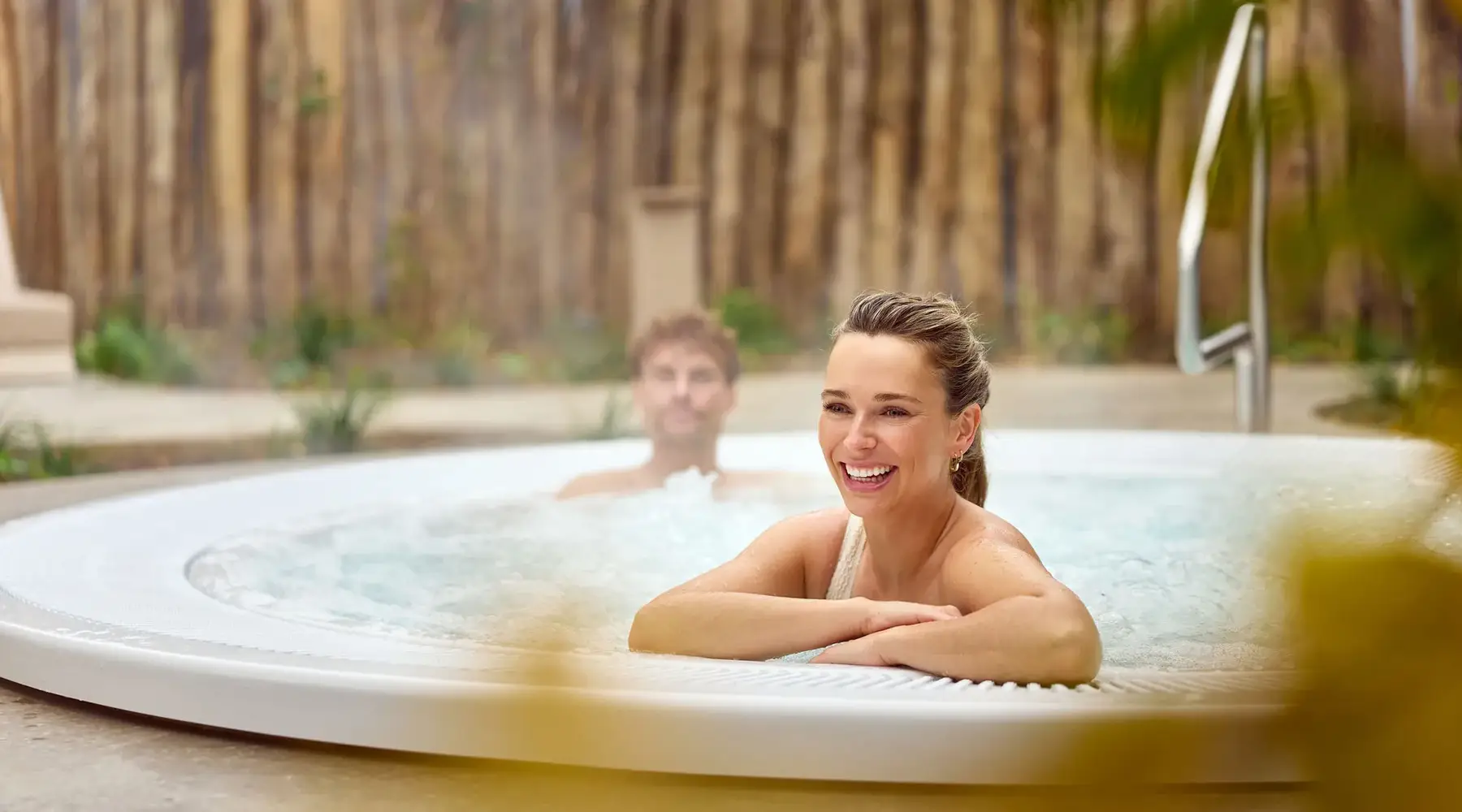 Mann und Frau im Whirlpool